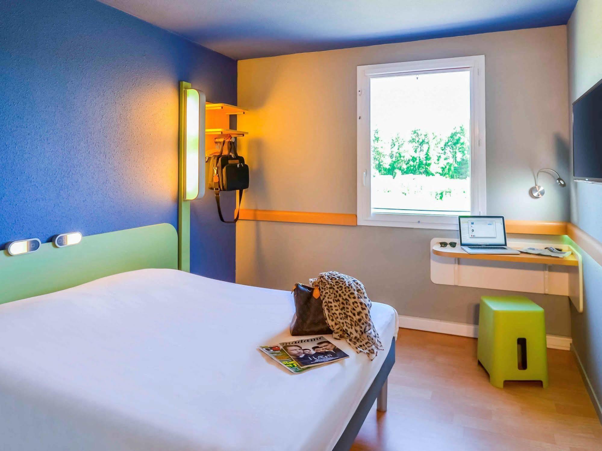 Ibis Budget Porte De Camargue Saint-Martin-de-Crau Exterior photo